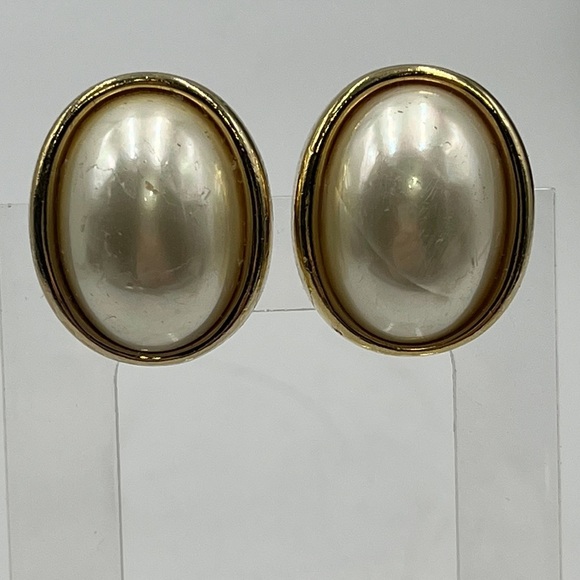 Christian Dior Vintage Gold Tone Oval Clip On Earrings Faux Pearl Cabochon - Picture 1 of 16